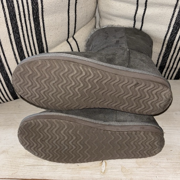 Aeropostale Gray Faux Suede Fur Lined Boots Warm Cozy Size 8 - Picture 6 of 11